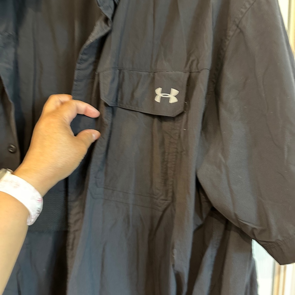 Under Armour use black shirt